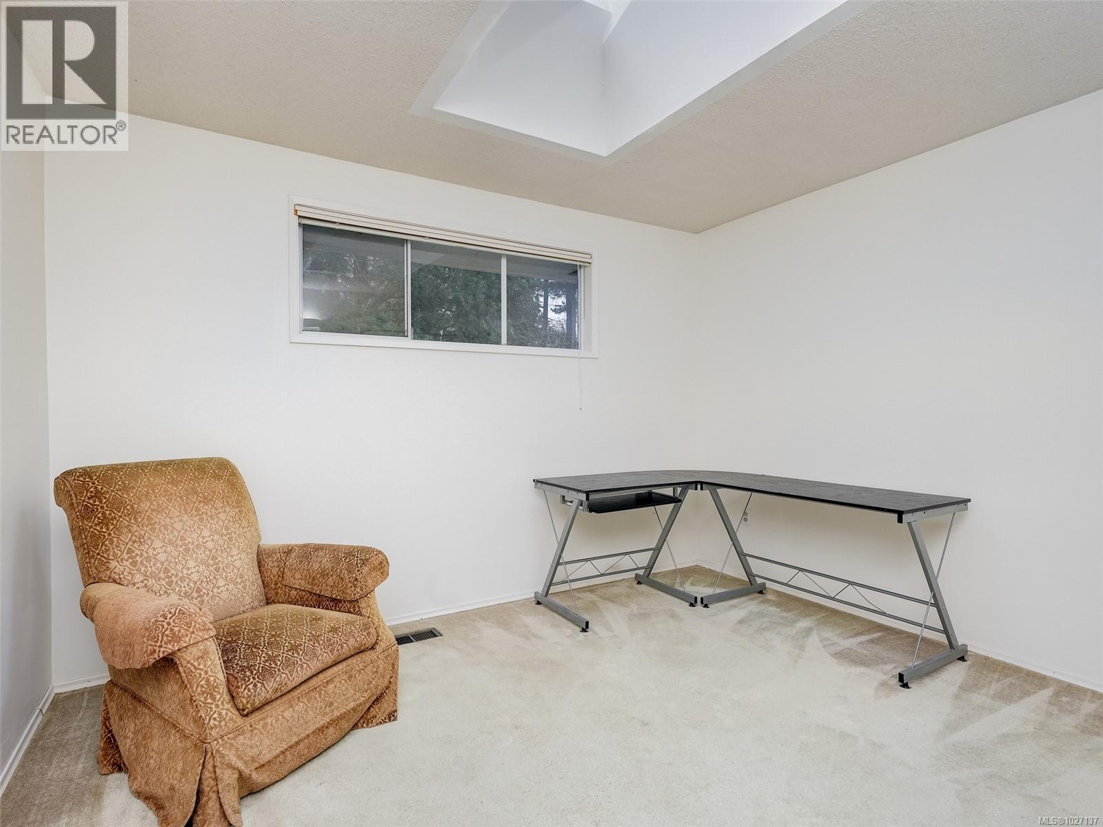 2202 ARBUTUS RD - 26