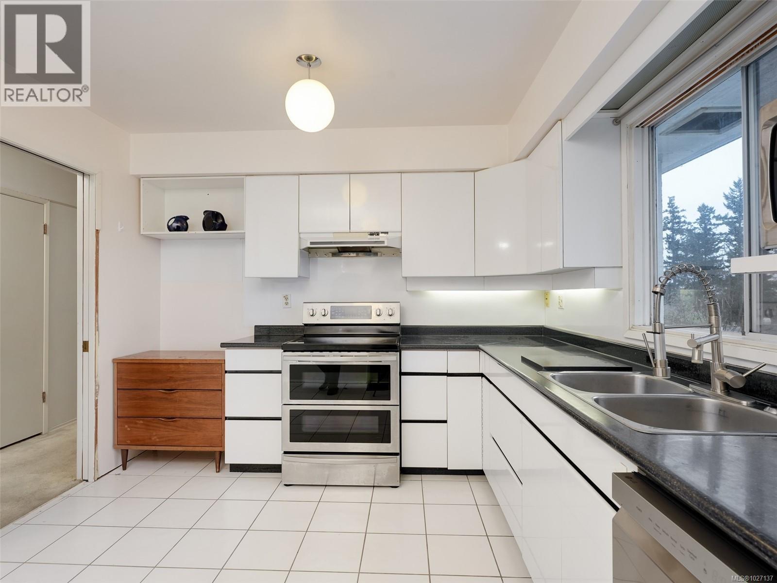 2202 ARBUTUS RD - 16