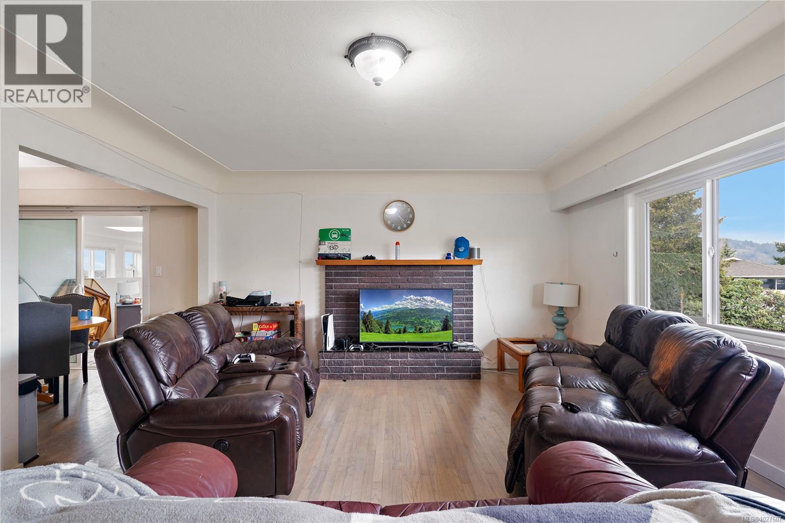  1819 Dunnett Crescent, Saanich