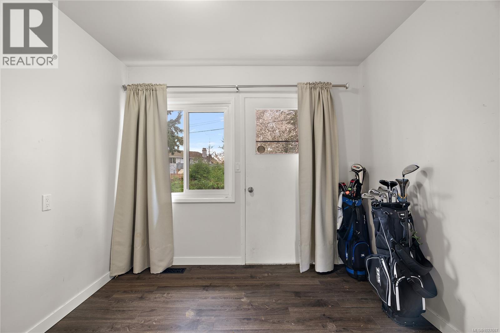  1819 Dunnett Crescent, Saanich