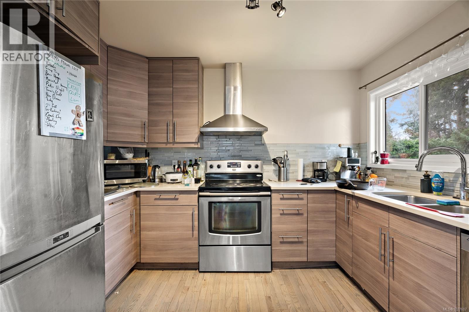  1819 Dunnett Crescent, Saanich