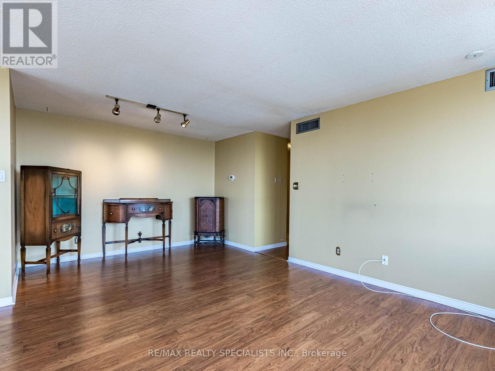 #1002 880 DUNDAS STREET W - 14