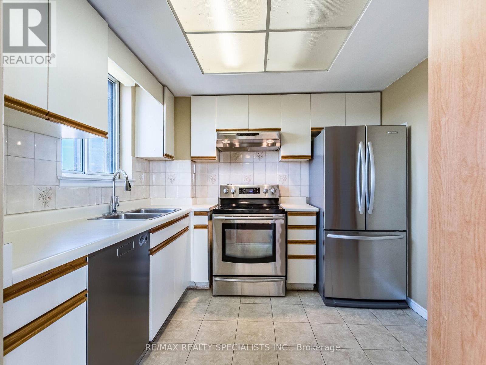 #1002 880 DUNDAS STREET W - 15