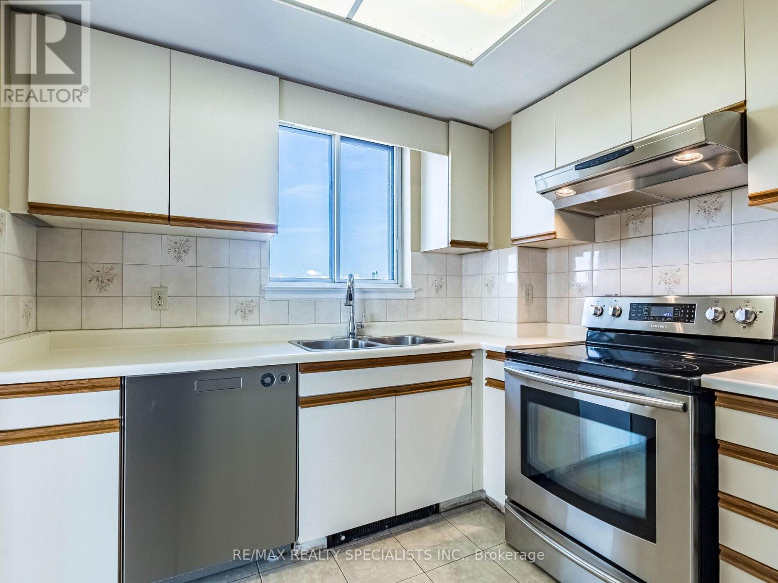 #1002 880 DUNDAS STREET W - 16