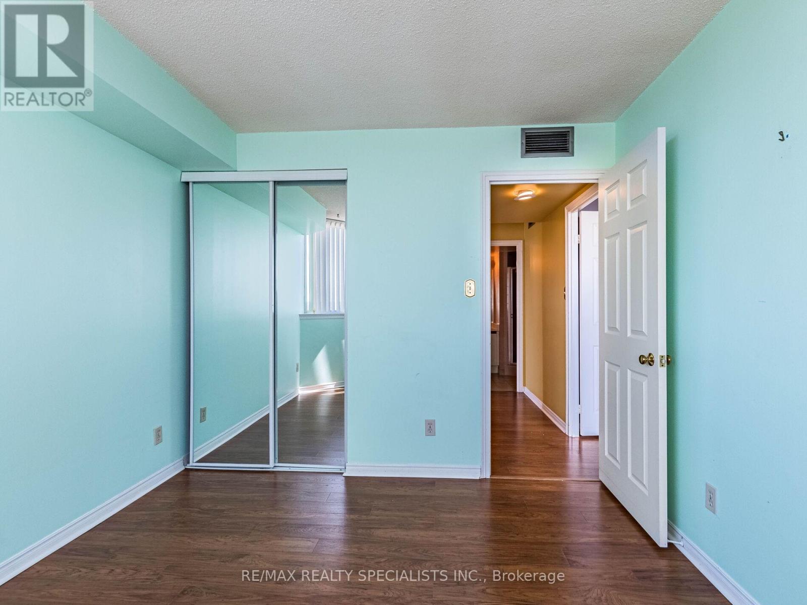 #1002 880 DUNDAS STREET W - 24