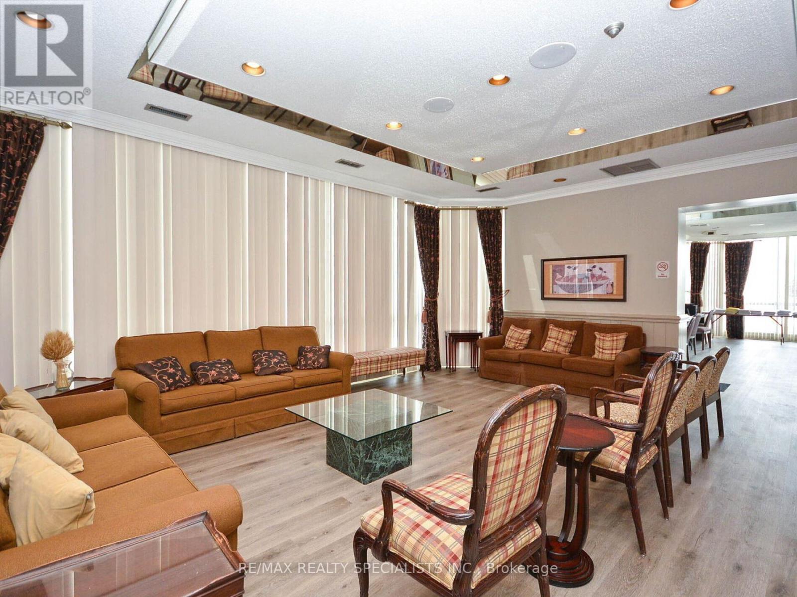 #1002 880 DUNDAS STREET W - 34