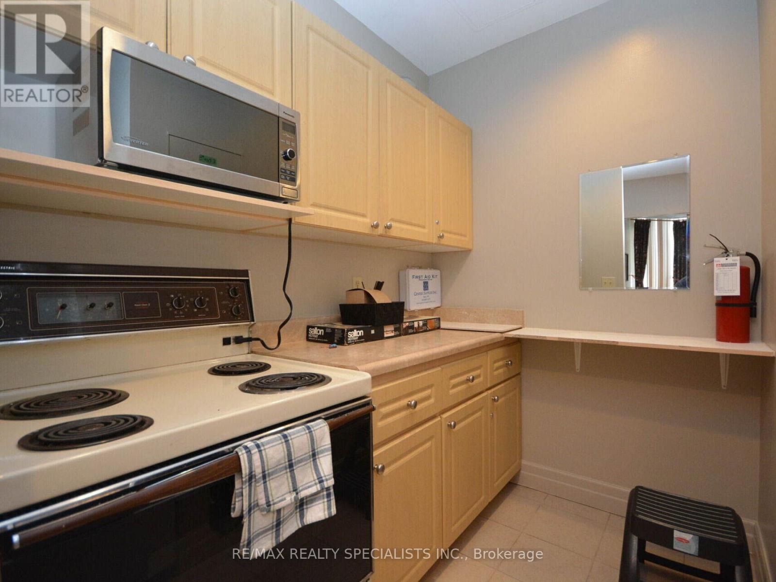 #1002 880 DUNDAS STREET W - 36