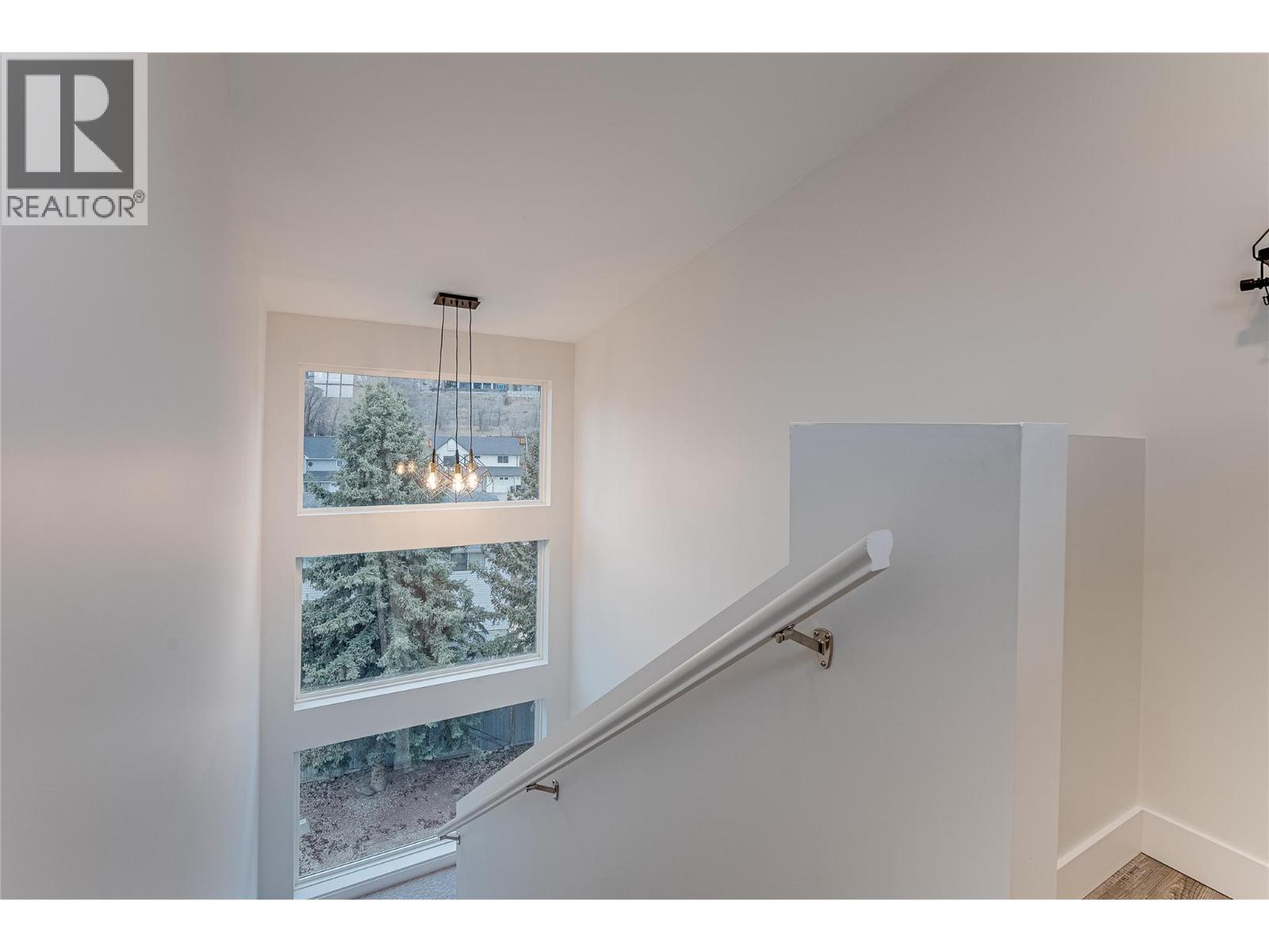 #11 1039 Mt. Fosthall Drive - 32