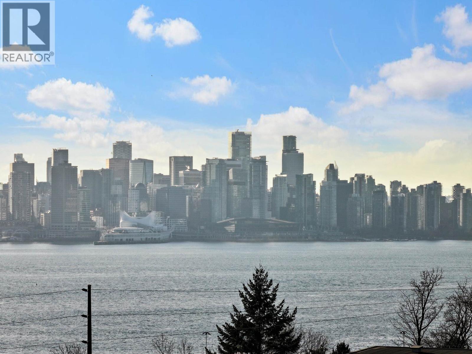 27 533 E 3RD STREET, North Vancouver