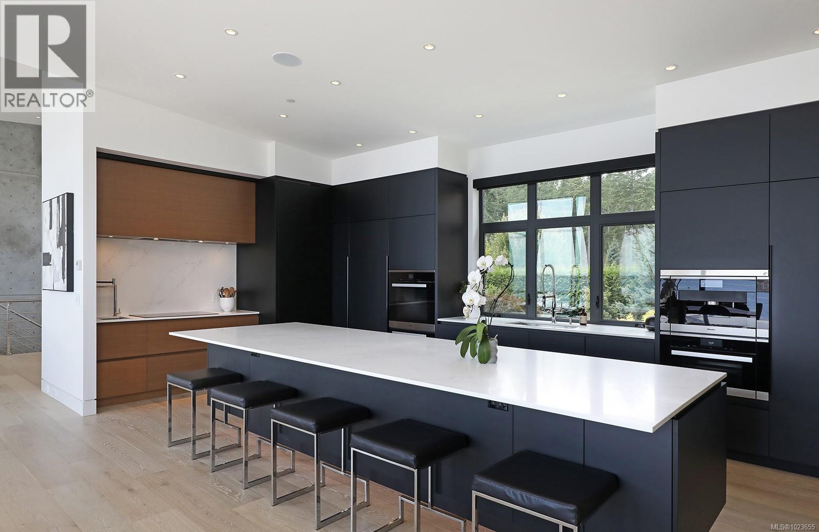 1724 Oak Leaf Dr, Nanoose Bay