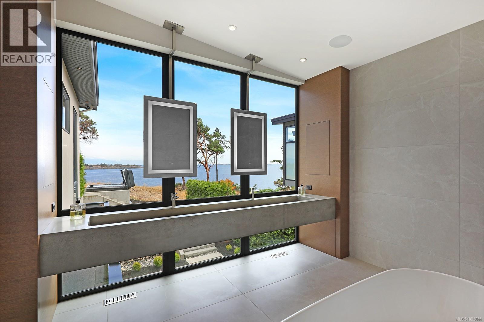 1724 Oak Leaf Dr, Nanoose Bay