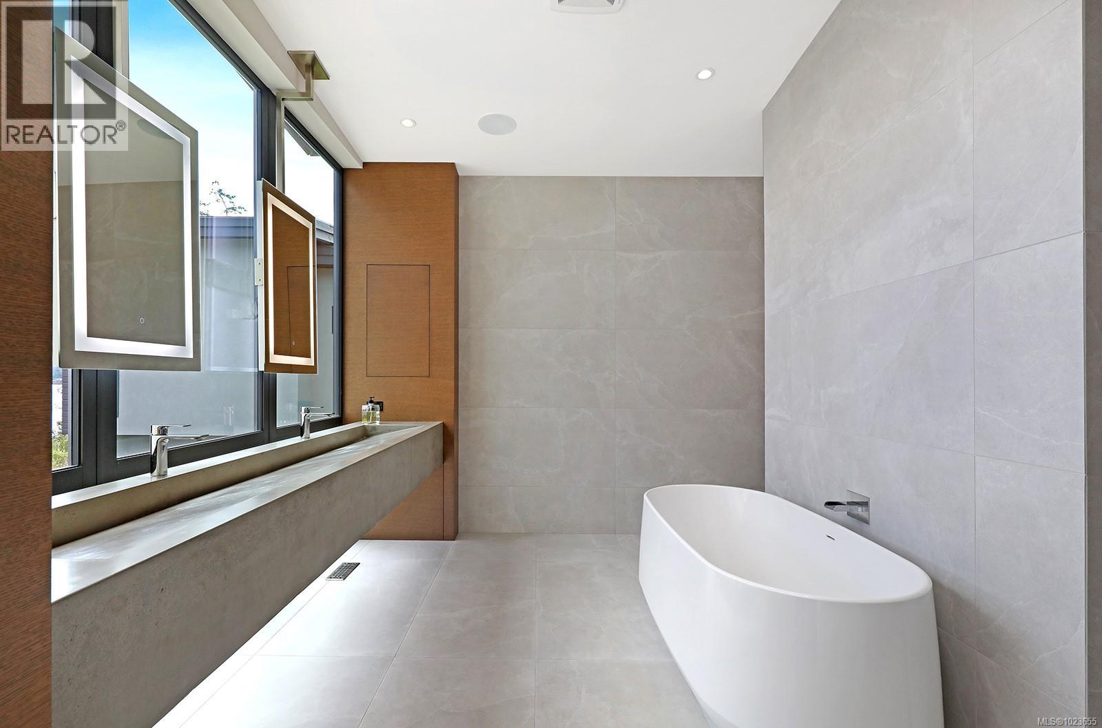 1724 Oak Leaf Dr, Nanoose Bay