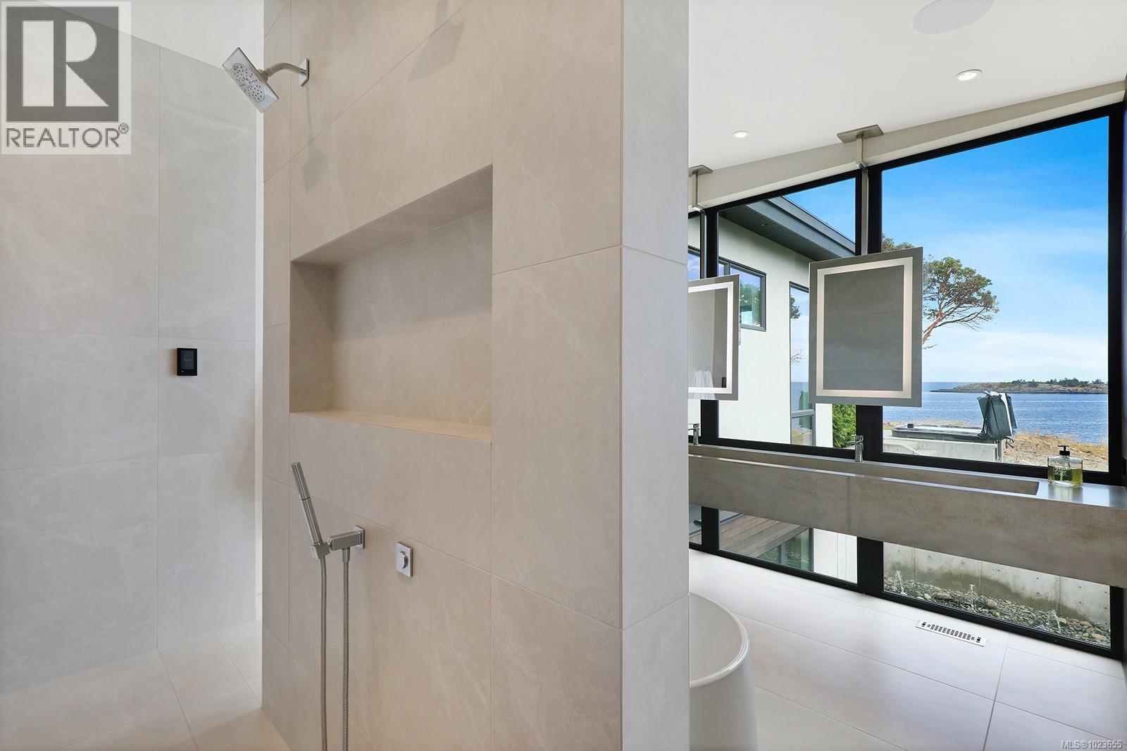 1724 Oak Leaf Dr, Nanoose Bay