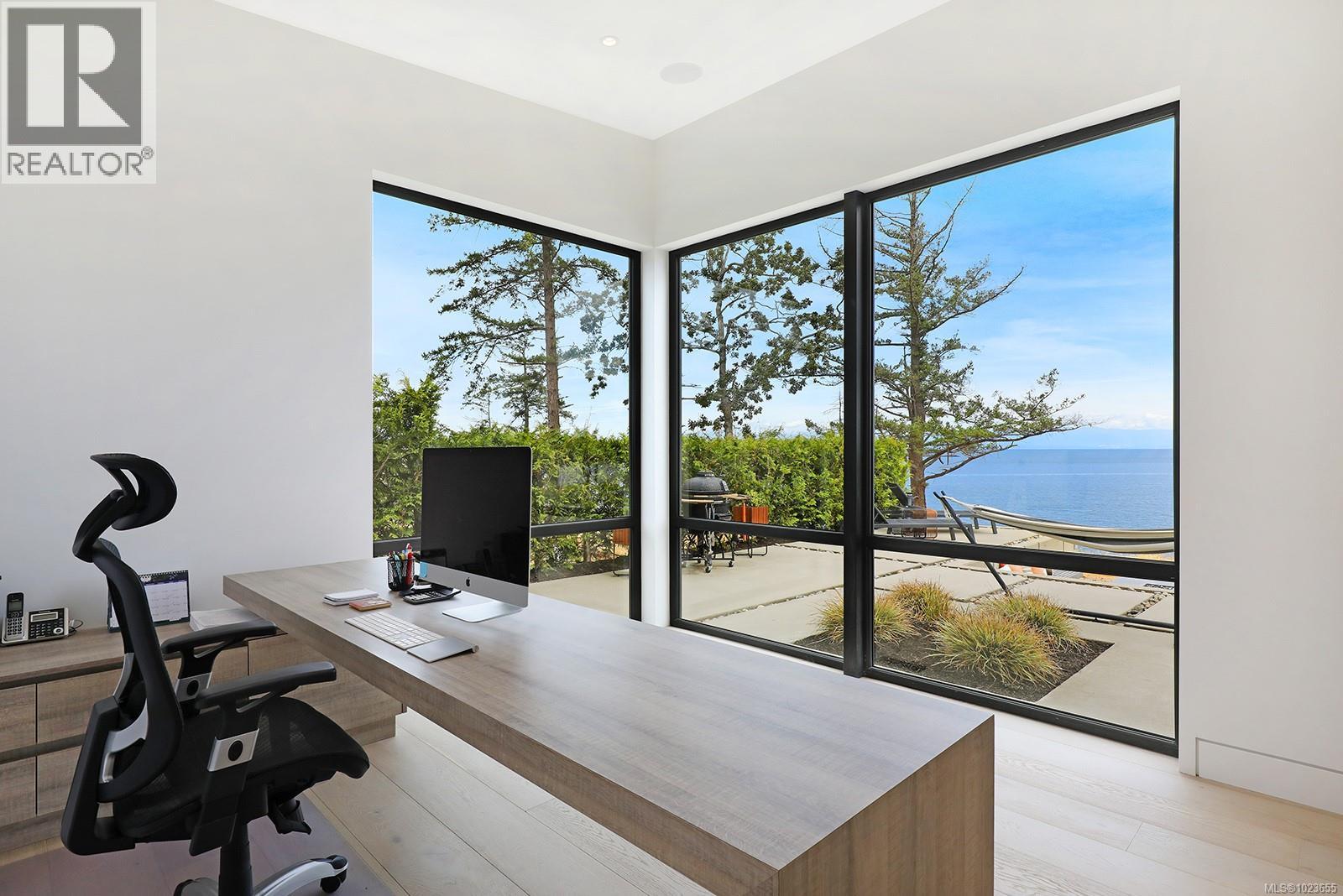 1724 Oak Leaf Dr, Nanoose Bay