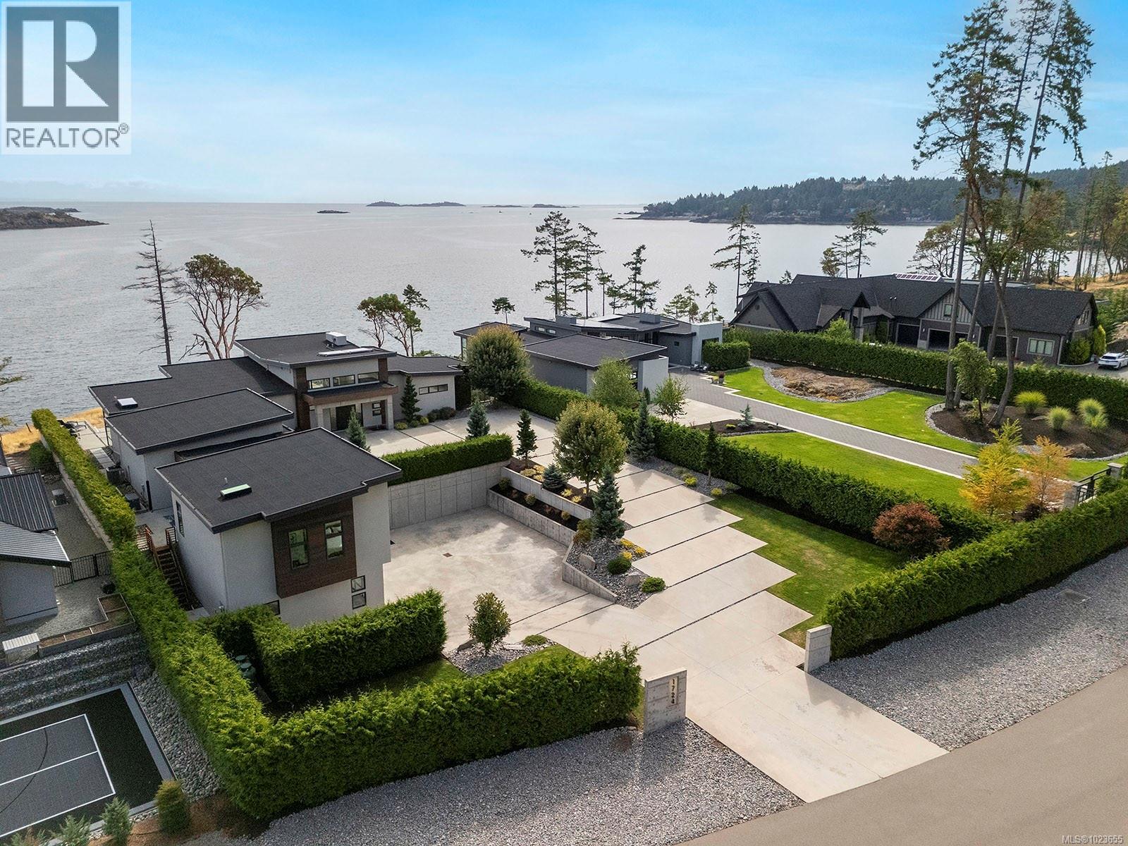 1724 Oak Leaf Dr, Nanoose Bay