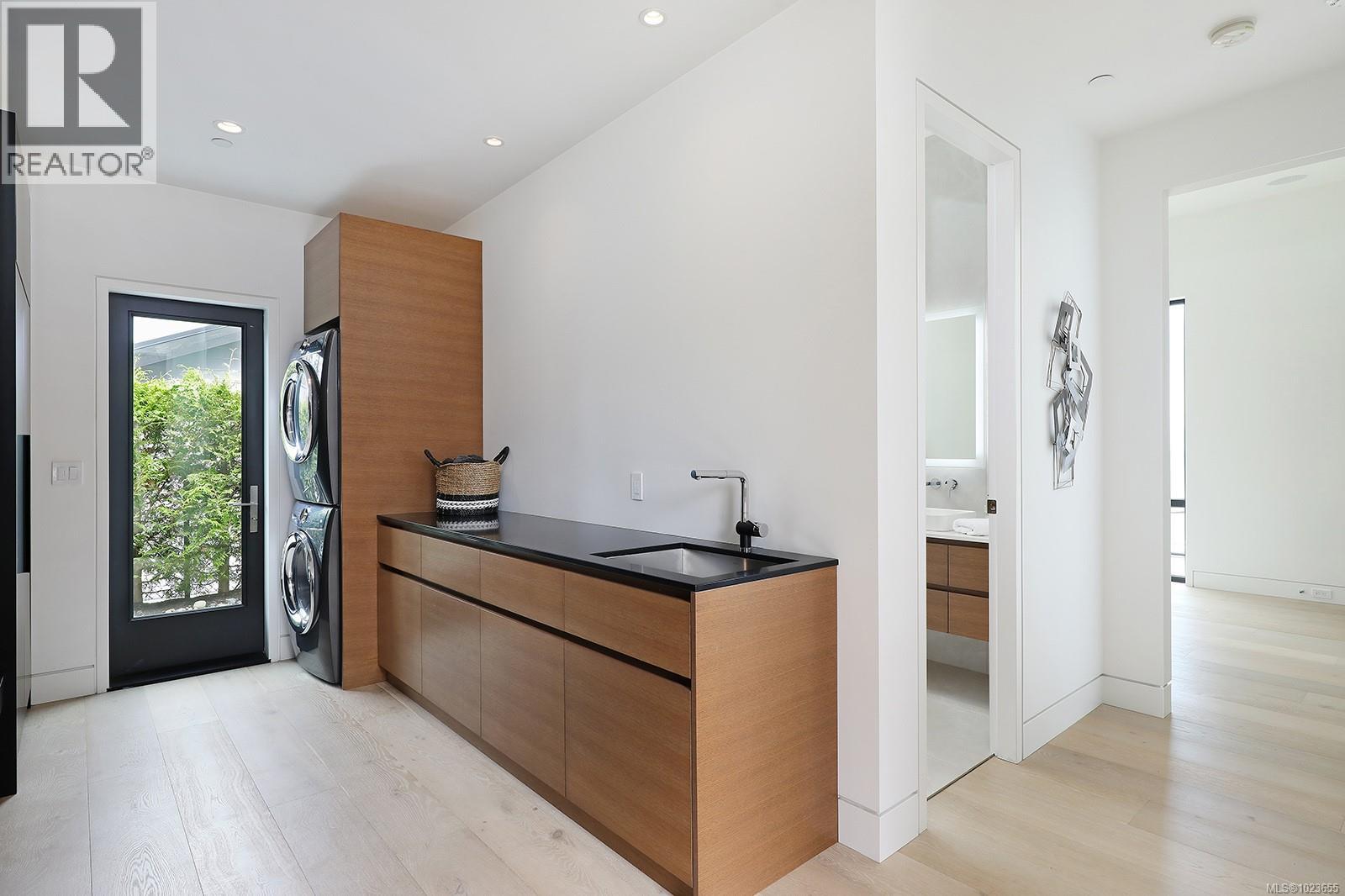 1724 Oak Leaf Dr, Nanoose Bay