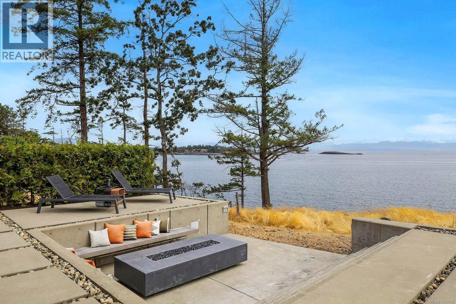 1724 Oak Leaf Dr, Nanoose Bay