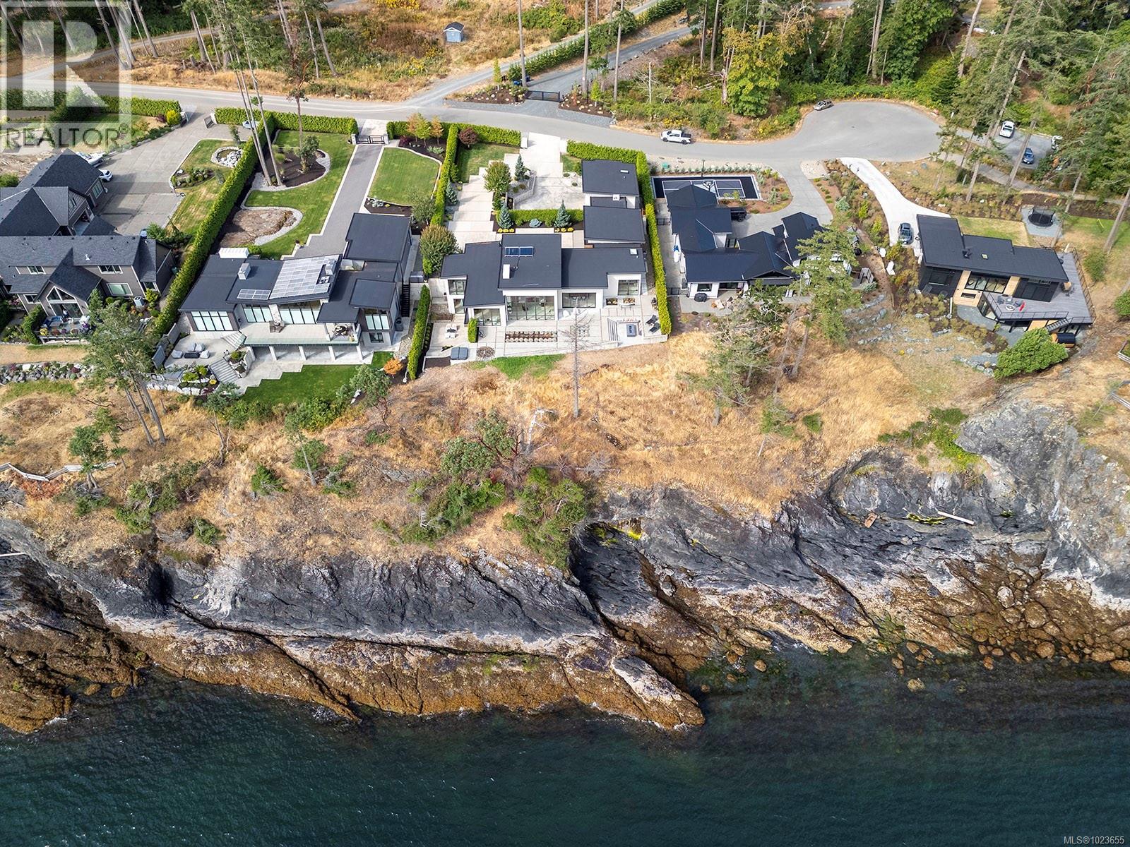 1724 Oak Leaf Dr, Nanoose Bay