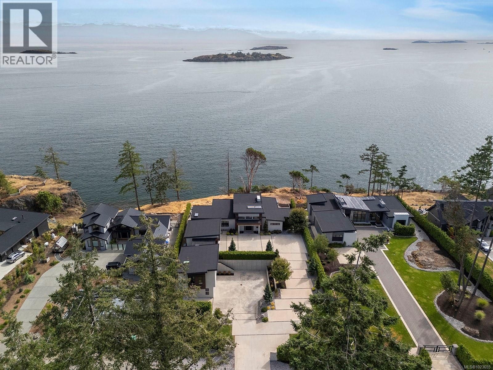 1724 Oak Leaf Dr, Nanoose Bay