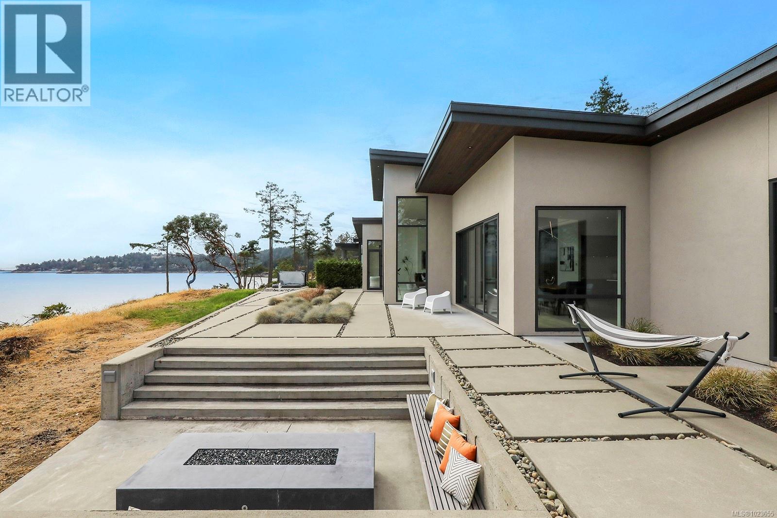 1724 Oak Leaf Dr, Nanoose Bay