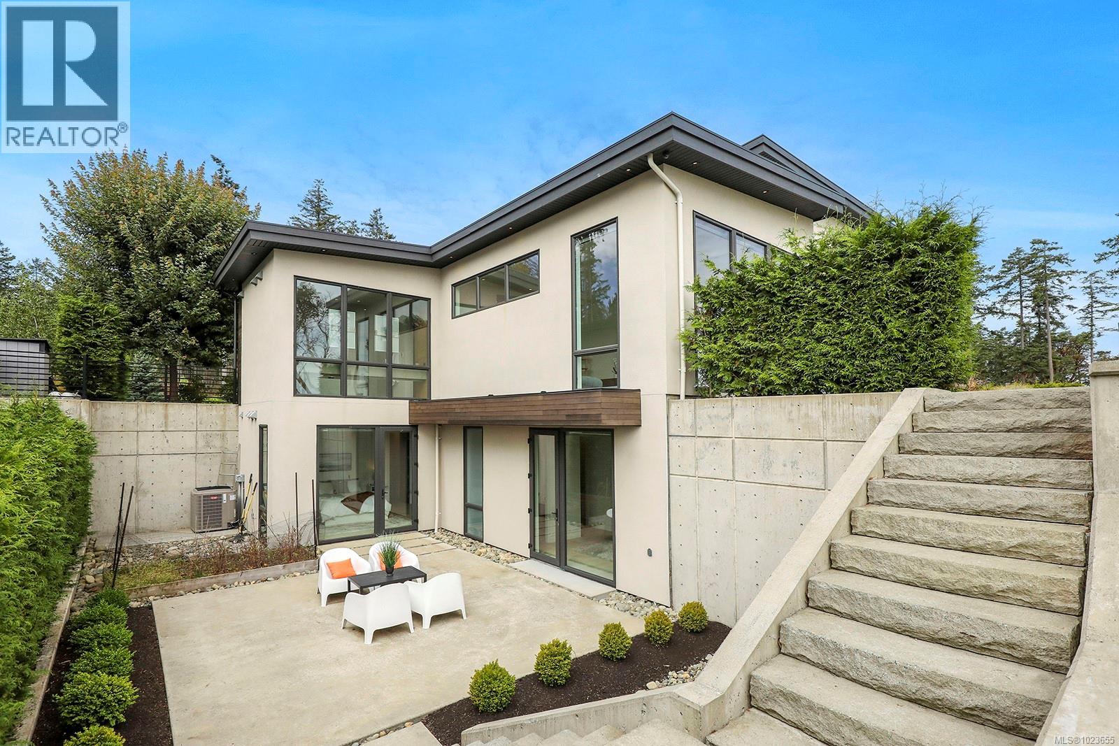 1724 Oak Leaf Dr, Nanoose Bay