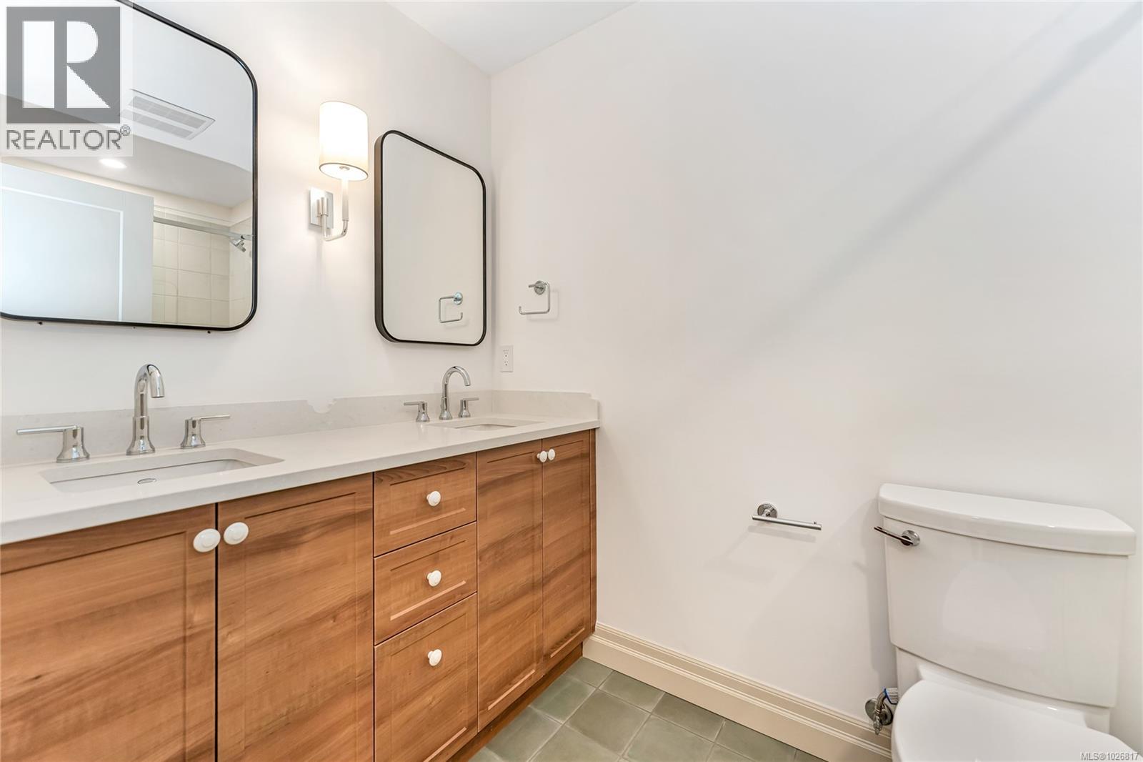 3 3098 Washington Avenue, Victoria