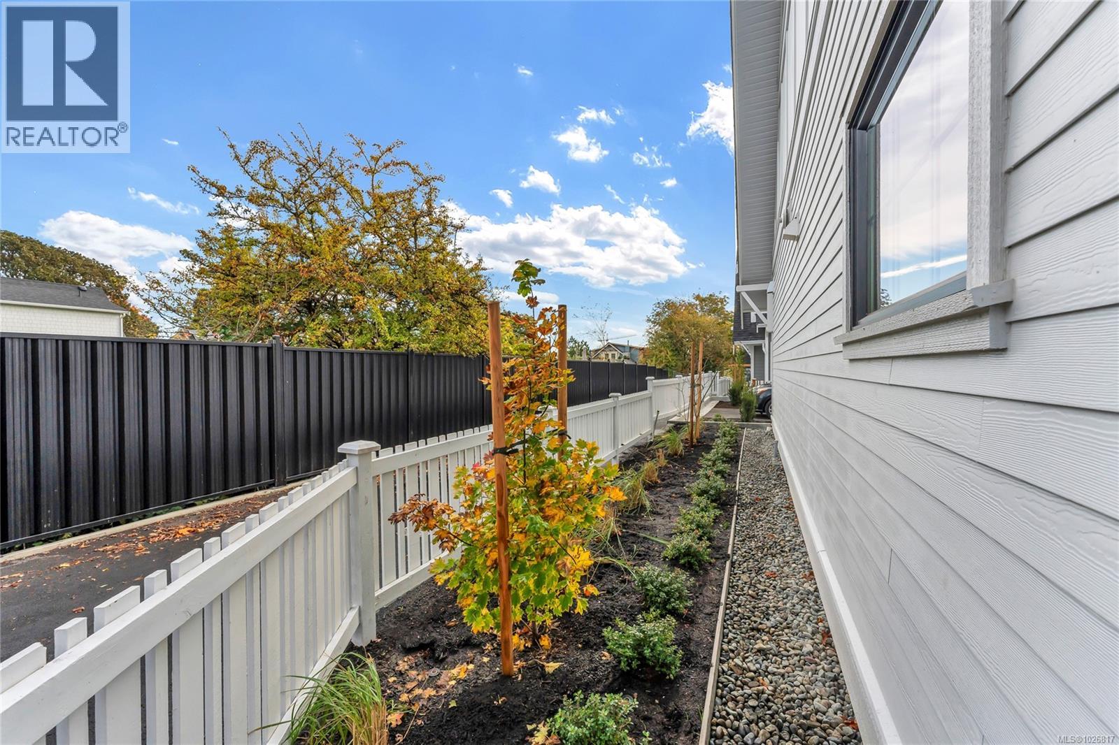 3 3098 Washington Avenue, Victoria