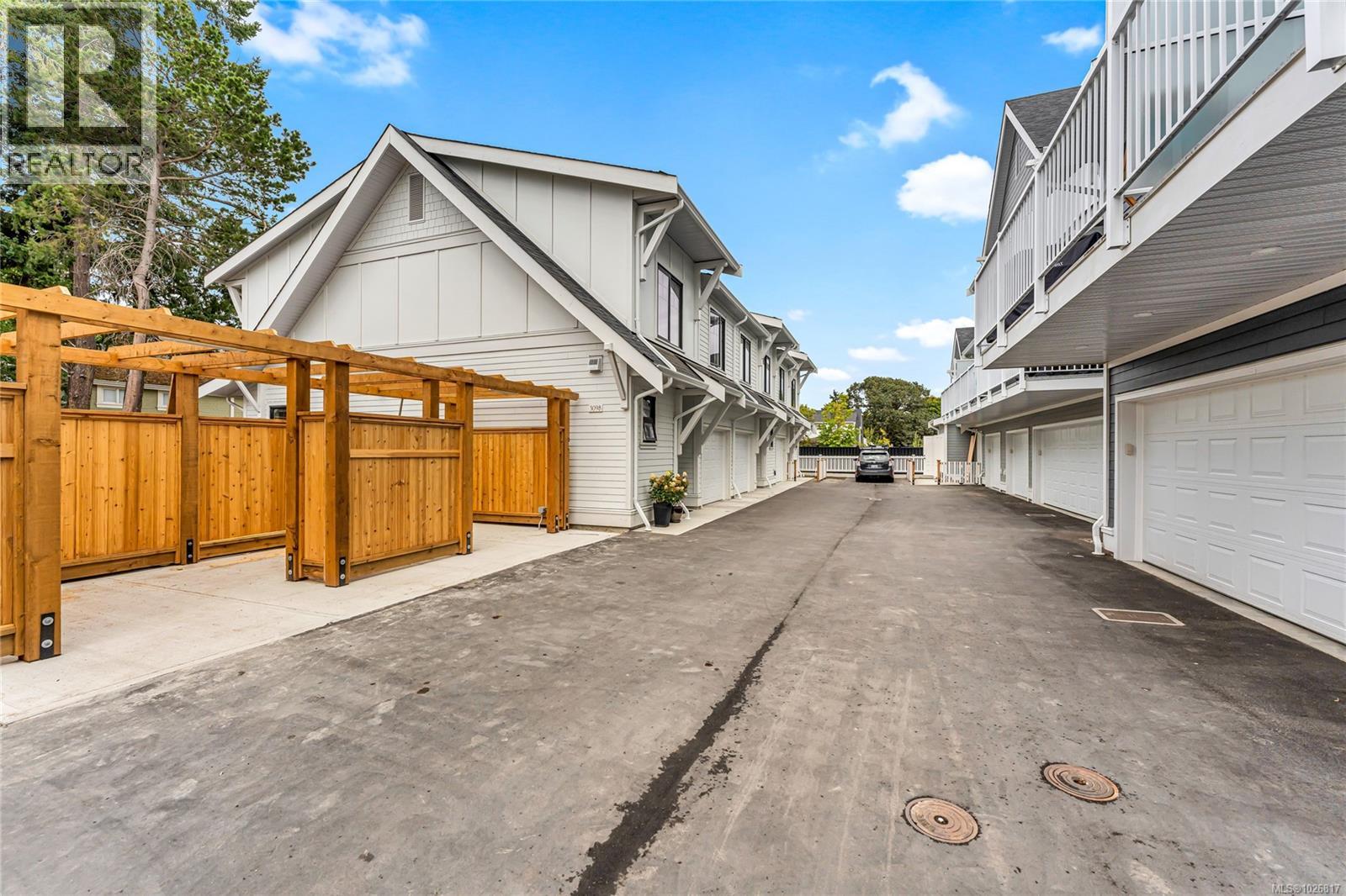 3 3098 Washington Avenue, Victoria