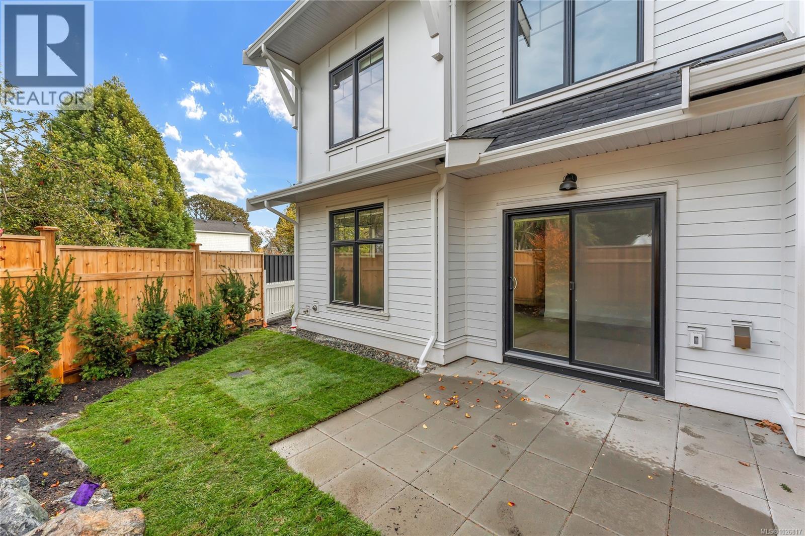 3 3098 Washington Avenue, Victoria