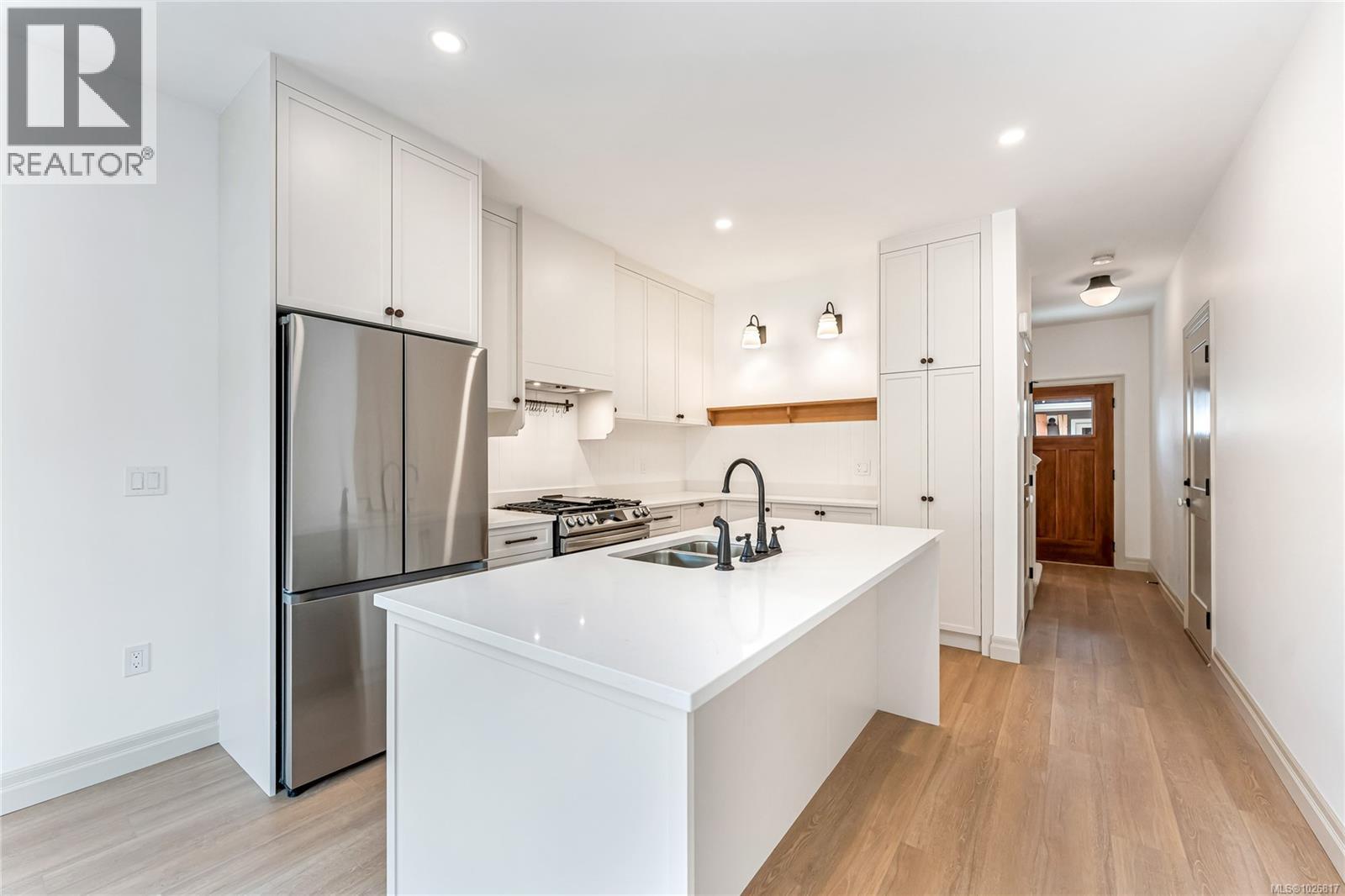 3 3098 Washington Avenue, Victoria