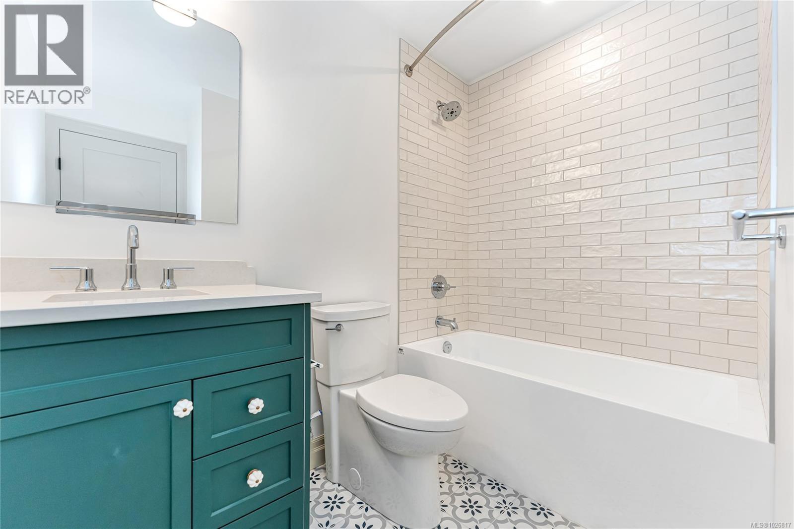 3 3098 Washington Avenue, Victoria