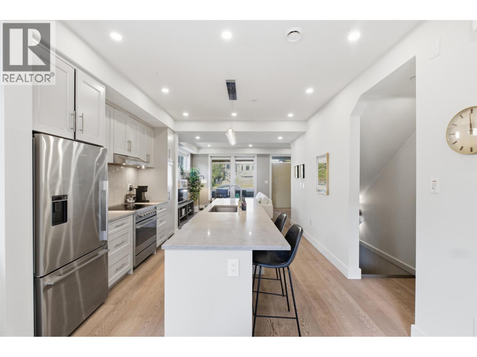 1 115 W QUEENS ROAD, North Vancouver