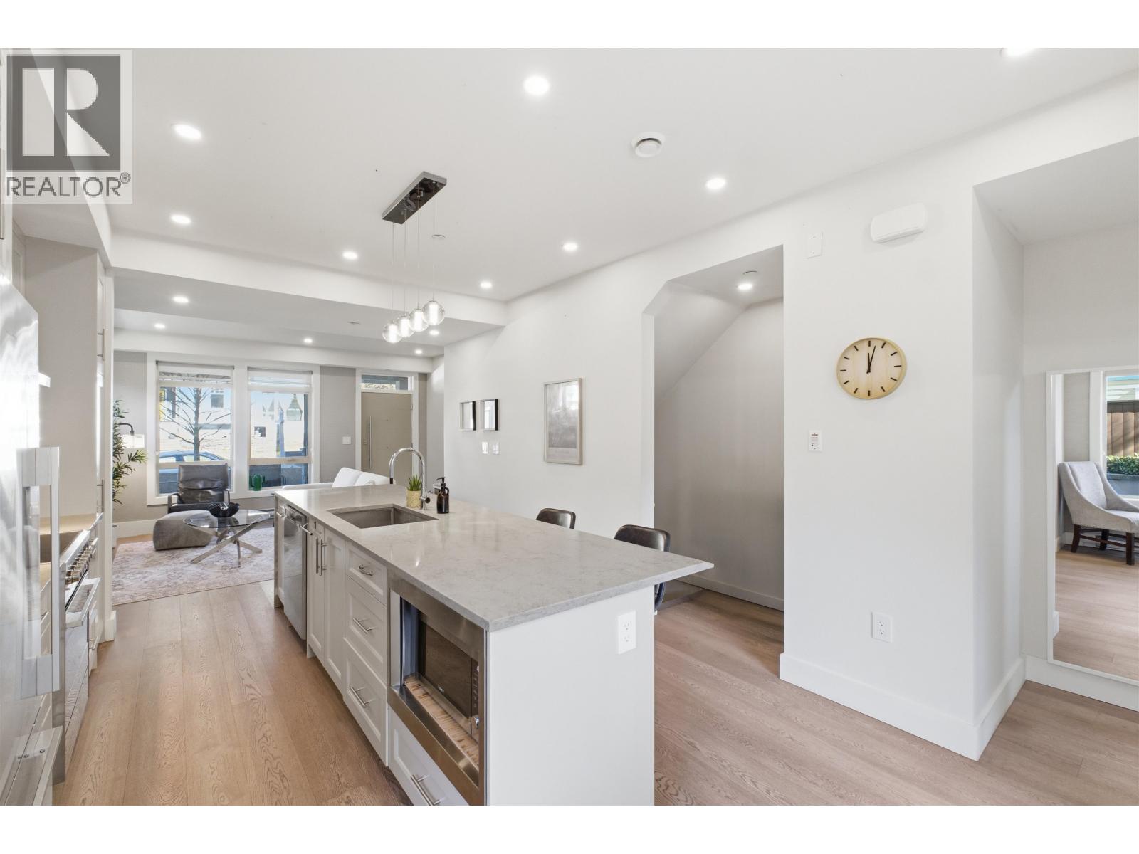 1 115 W QUEENS ROAD, North Vancouver