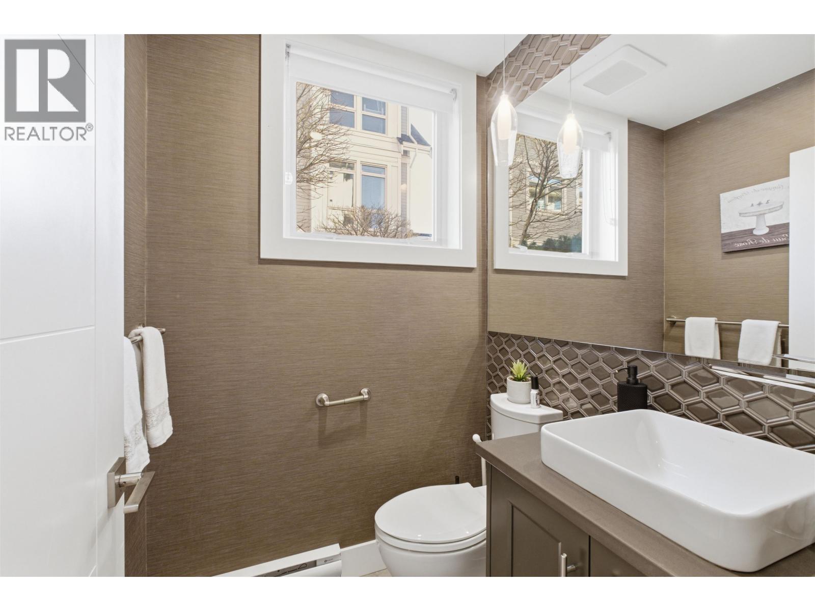 1 115 W QUEENS ROAD, North Vancouver