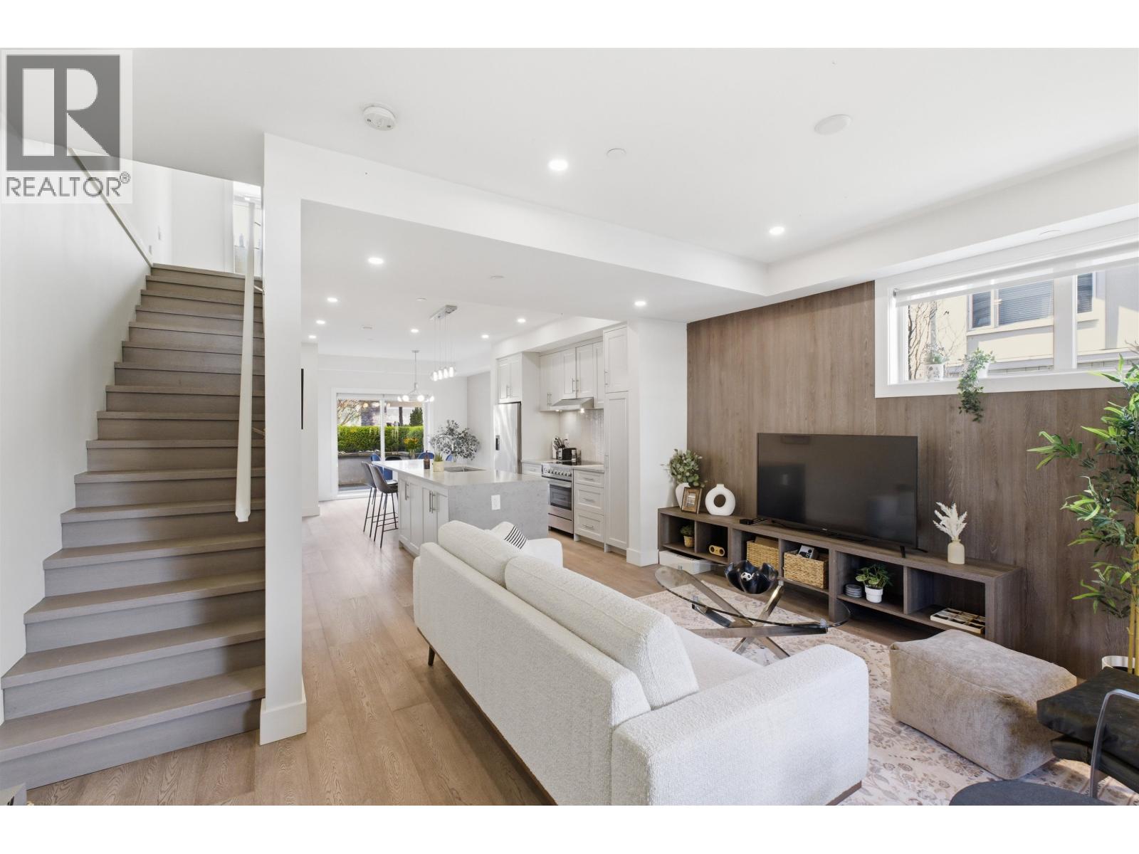 1 115 W QUEENS ROAD, North Vancouver