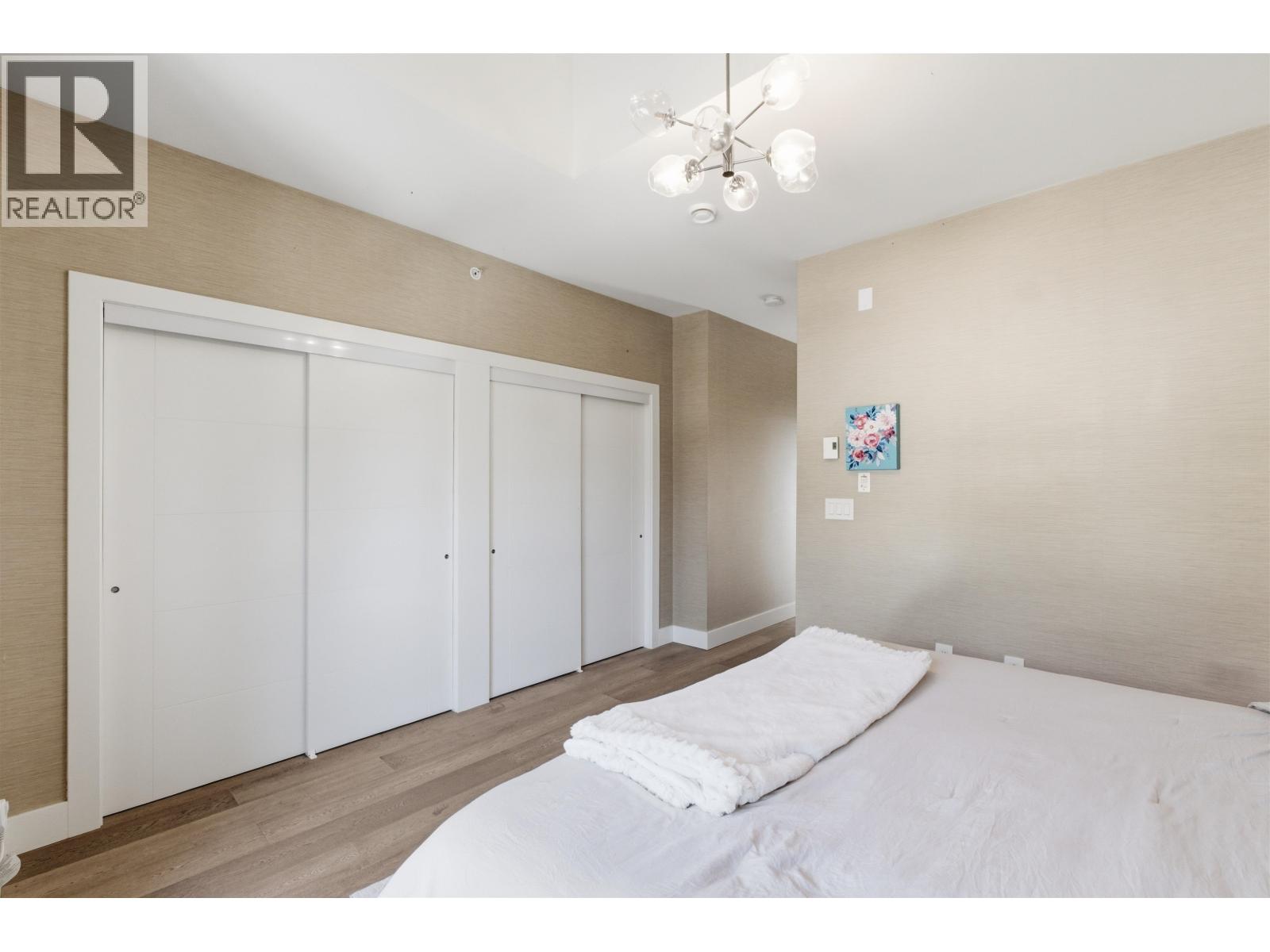 1 115 W QUEENS ROAD, North Vancouver