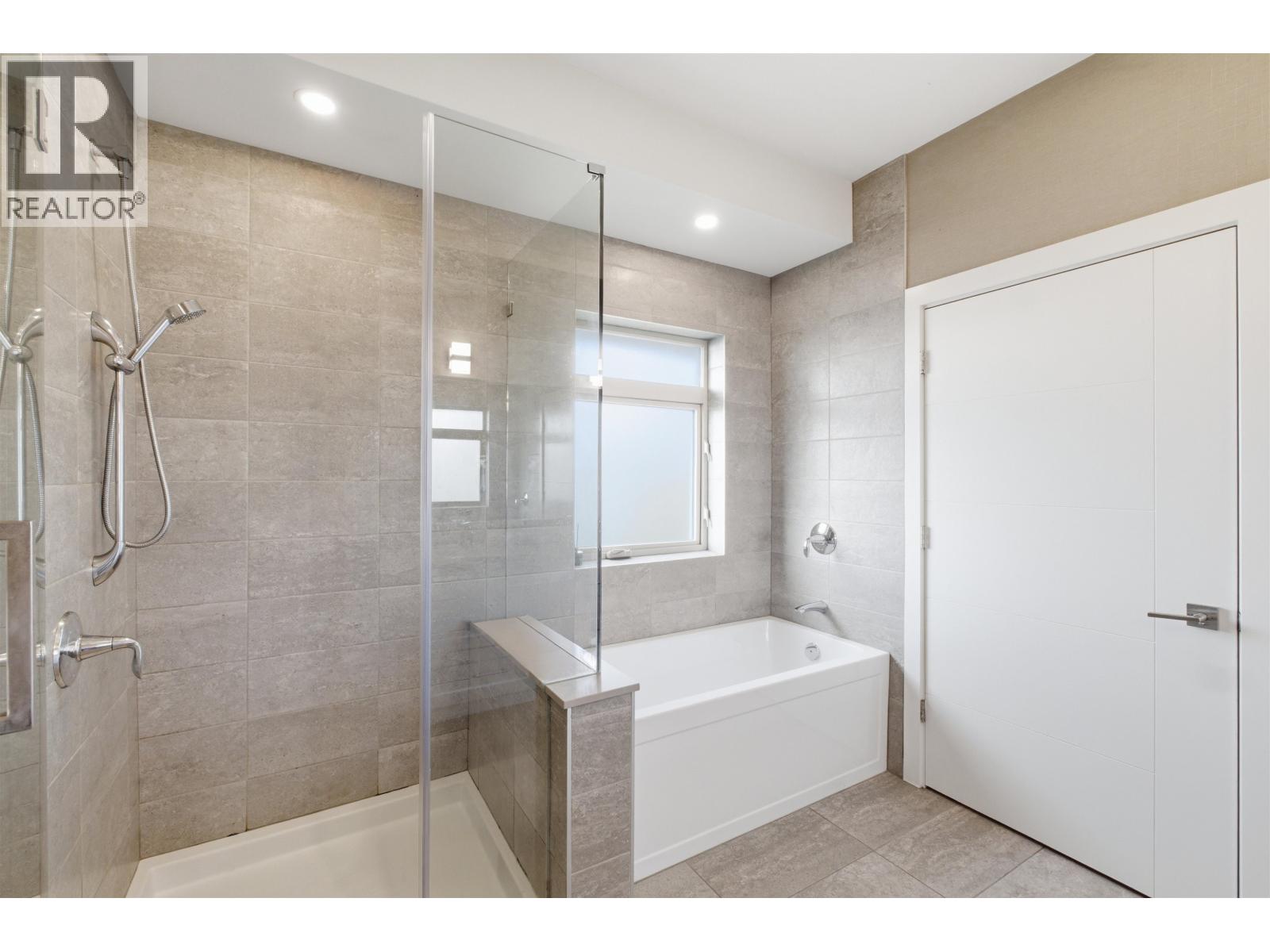 1 115 W QUEENS ROAD, North Vancouver