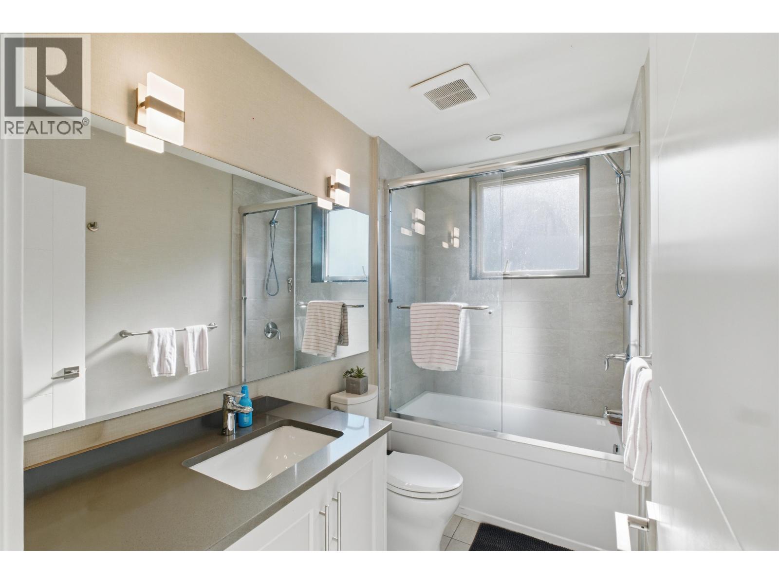 1 115 W QUEENS ROAD, North Vancouver