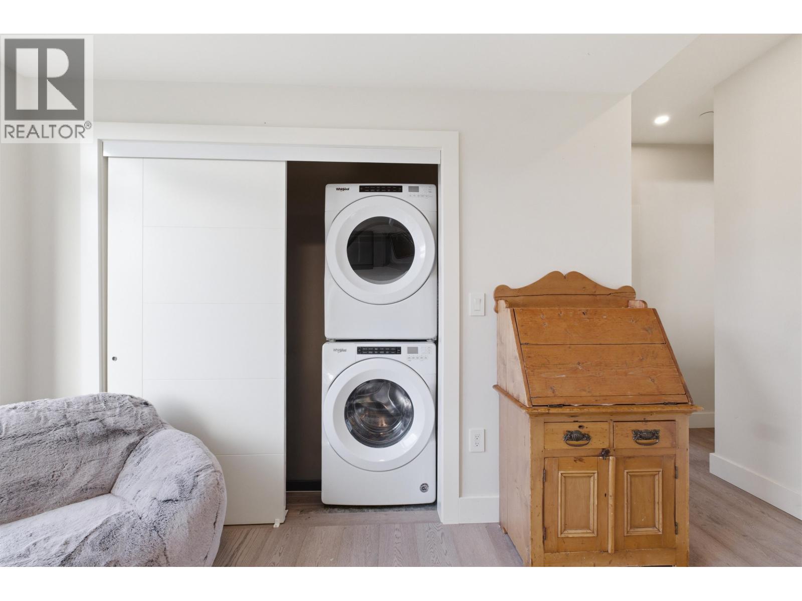 1 115 W QUEENS ROAD, North Vancouver