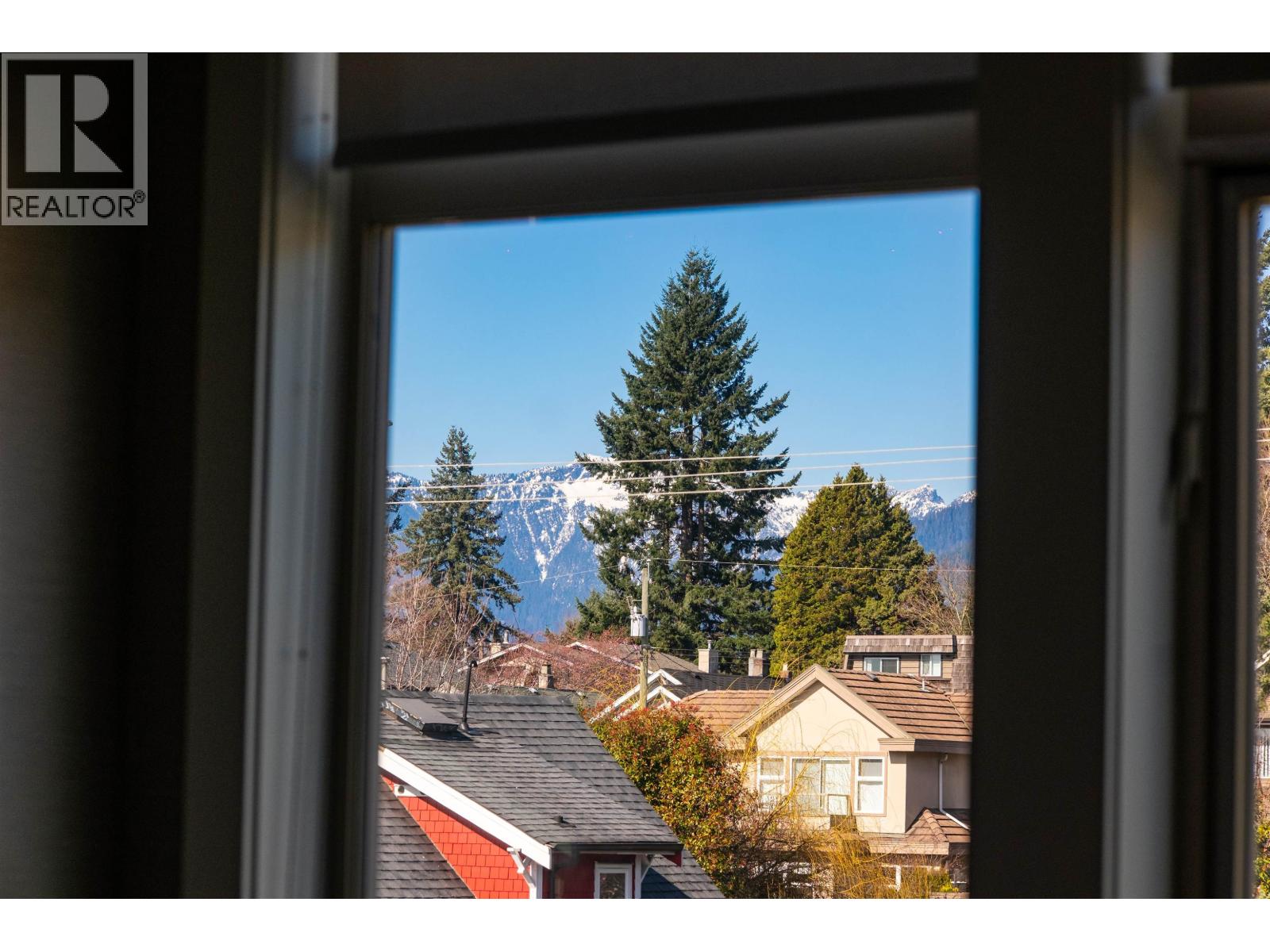 1 115 W QUEENS ROAD, North Vancouver