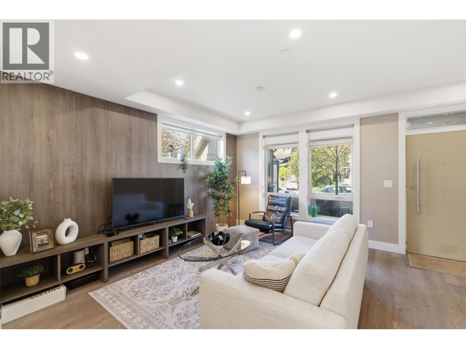 1 115 W QUEENS ROAD, North Vancouver