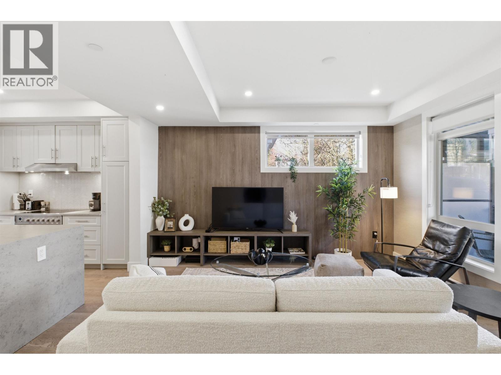 1 115 W QUEENS ROAD, North Vancouver