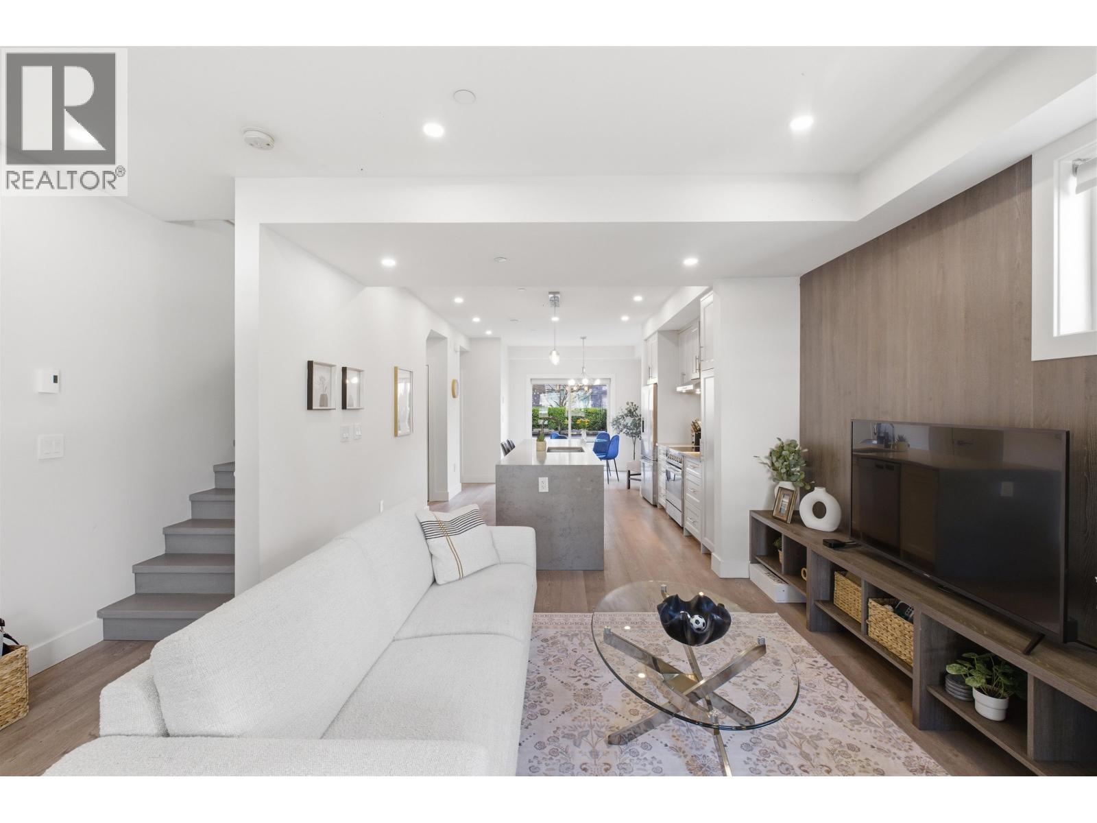 1 115 W QUEENS ROAD, North Vancouver