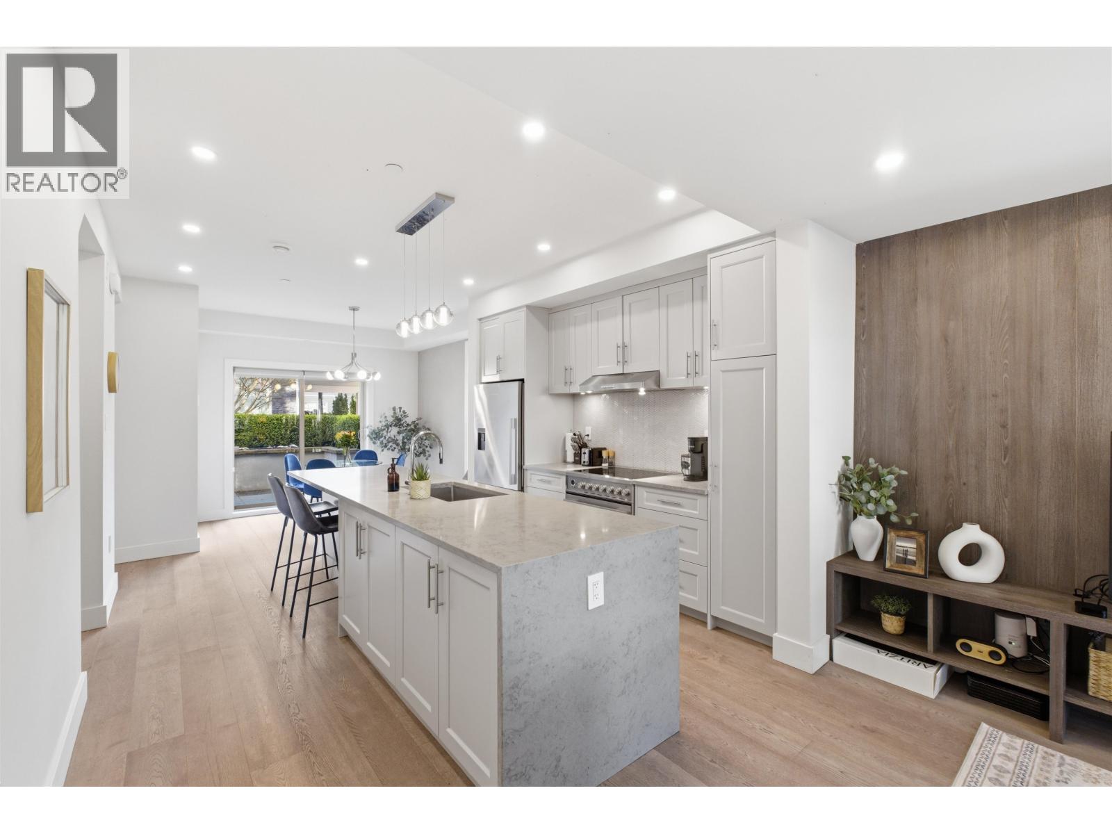 1 115 W QUEENS ROAD, North Vancouver