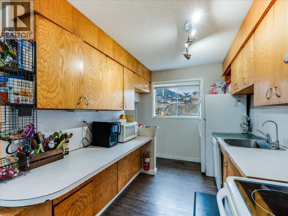 1220 Third Avenue, Trail