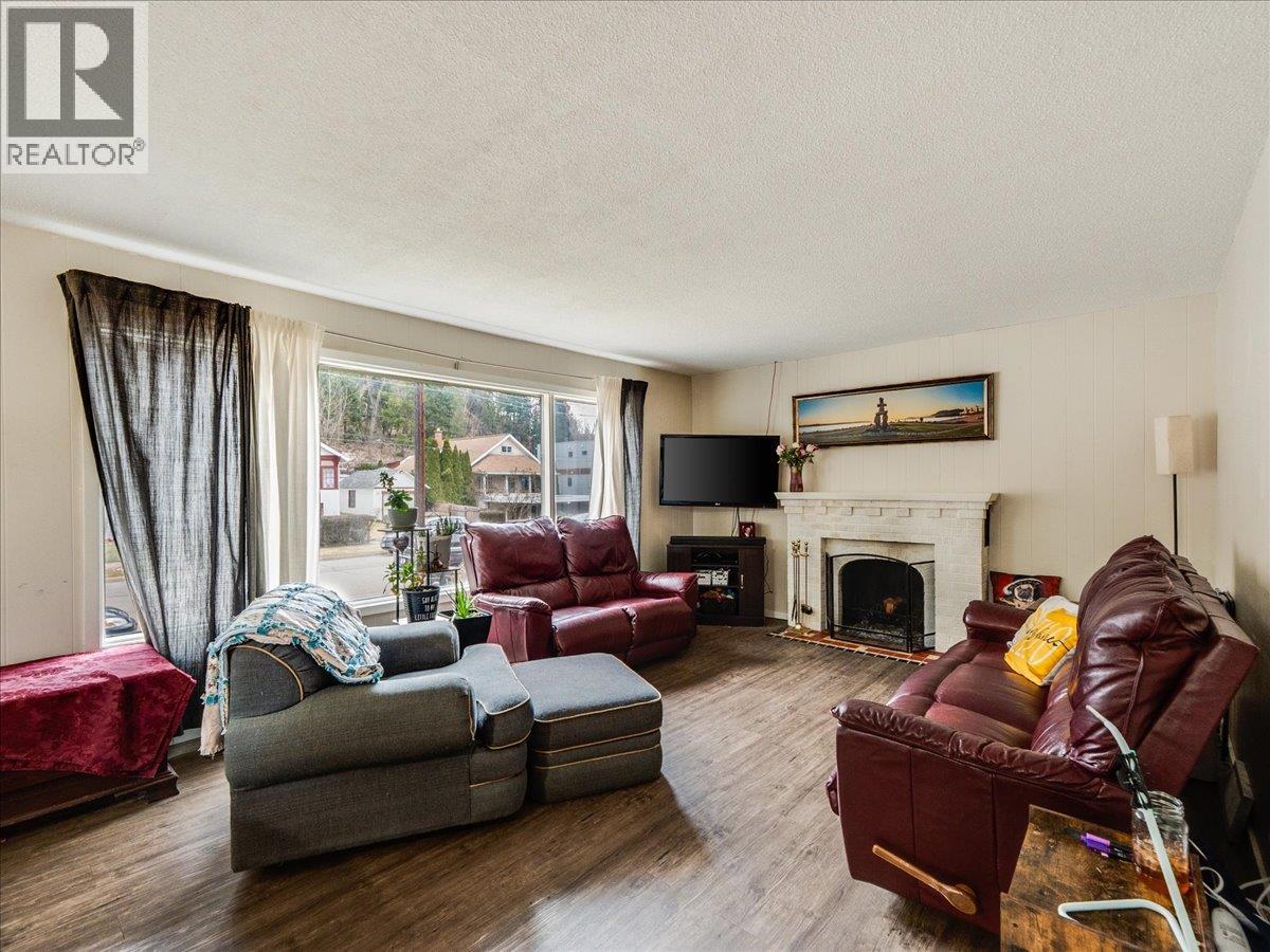 1220 Third Avenue, Trail