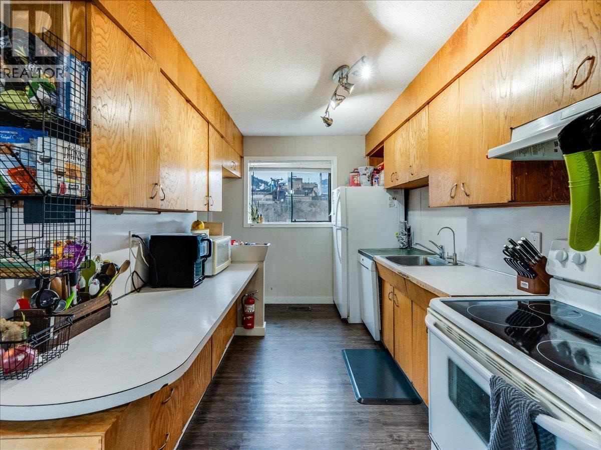 1220 Third Avenue, Trail