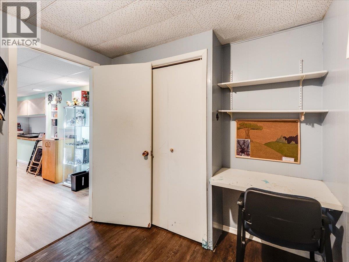 1220 Third Avenue, Trail