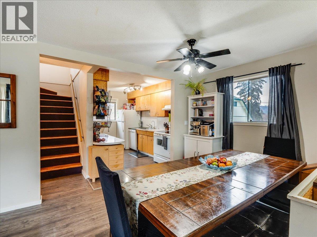 1220 Third Avenue, Trail