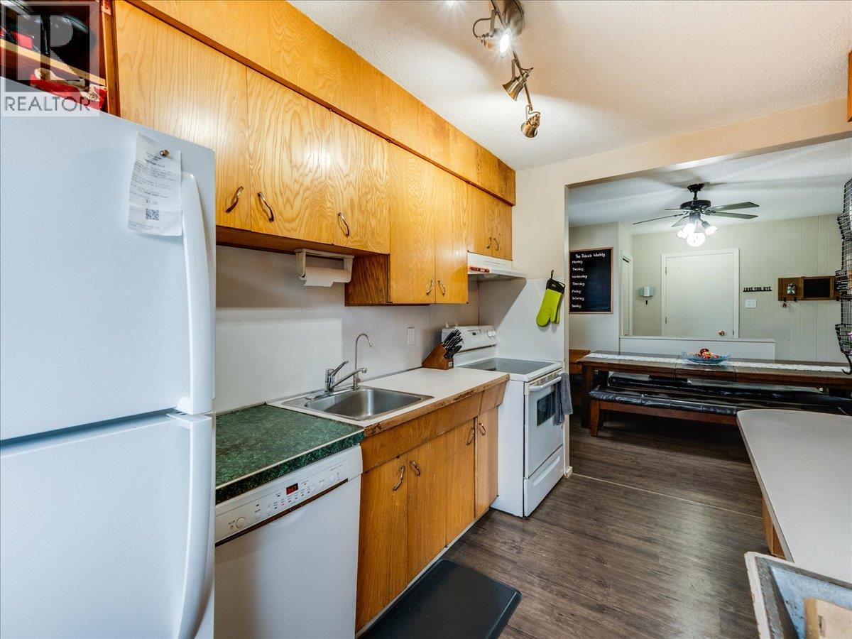 1220 Third Avenue, Trail